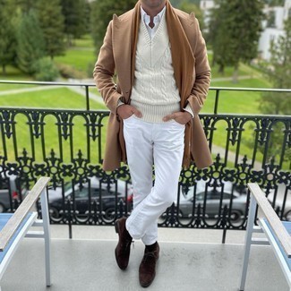 Des bottines chukka à porter avec un pull à col rond blanc