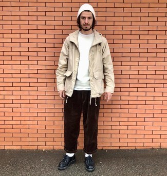 Des bottines chukka à porter avec un pull à col rond blanc