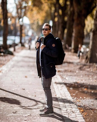 Une parka à porter avec un pull à col rond blanc