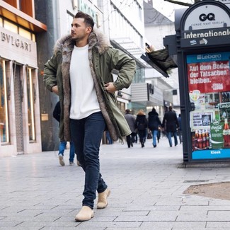 Une parka à porter avec un pull à col rond blanc