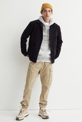 Des chaussures de sport à porter avec un t-shirt à col rond blanc