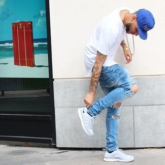 Des chaussures de sport à porter avec un t-shirt à col rond blanc