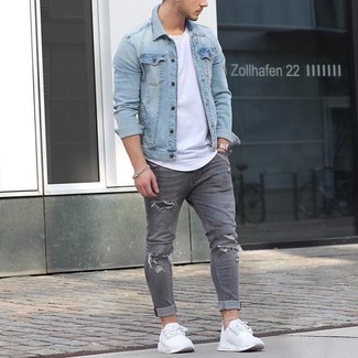 Des chaussures de sport à porter avec un t-shirt à col rond blanc