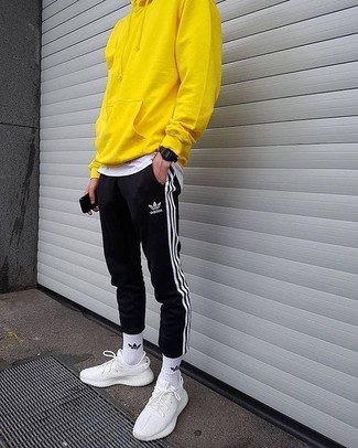 Des chaussures de sport à porter avec un t-shirt à col rond blanc
