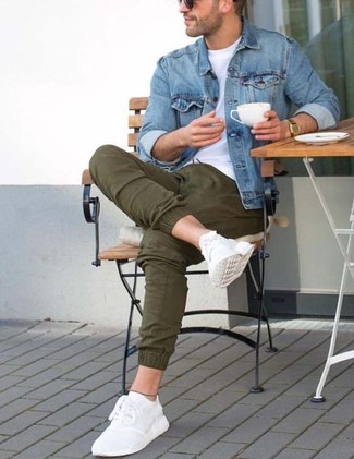 Des chaussures de sport à porter avec un t-shirt à col rond blanc