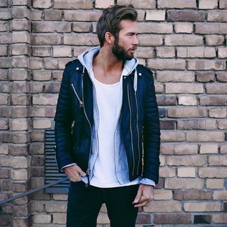 Comment porter un t-shirt à col rond blanc avec un jean noir