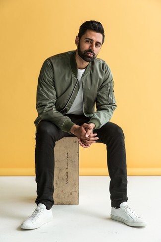 Comment porter un t-shirt à col rond blanc avec un jean noir