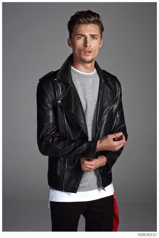 Comment porter un t-shirt à col rond blanc avec un jean noir