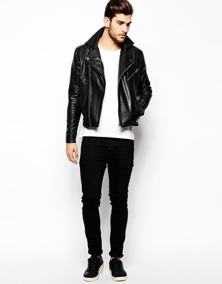 Comment porter un t-shirt à col rond blanc avec un jean noir