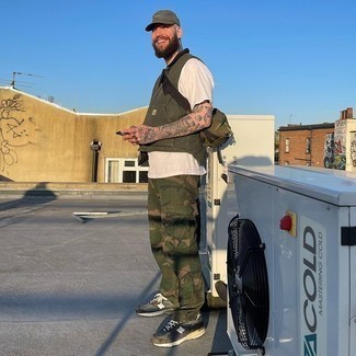 Comment porter un t-shirt à col rond blanc avec un pantalon cargo camouflage vert foncé au printemps