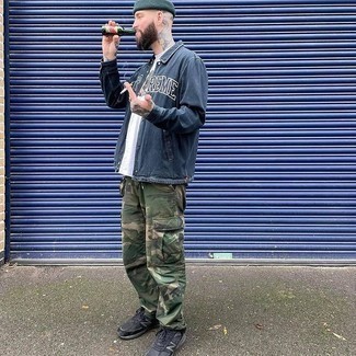 Comment porter un t-shirt à col rond blanc avec un pantalon cargo camouflage vert foncé au printemps