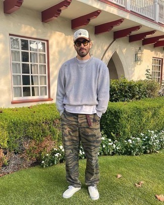 Comment porter un t-shirt à col rond blanc avec un pantalon cargo camouflage vert foncé au printemps