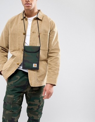 Comment porter un t-shirt à col rond blanc avec un pantalon cargo camouflage vert foncé au printemps