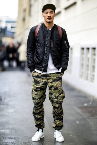 Comment porter un t-shirt à col rond blanc avec un pantalon cargo camouflage vert foncé au printemps