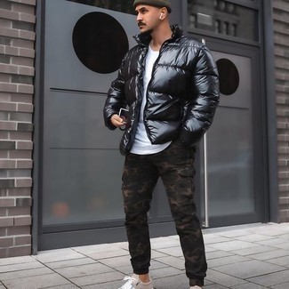 Comment porter un t-shirt à col rond blanc avec un pantalon cargo camouflage vert foncé au printemps
