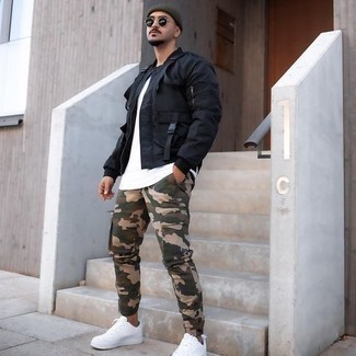 Comment porter un t-shirt à col rond blanc avec un pantalon cargo camouflage vert foncé au printemps
