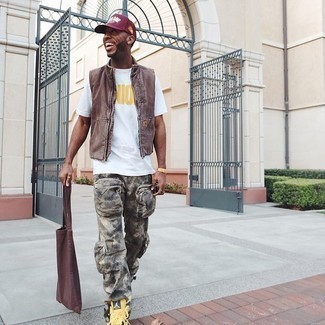 Comment porter un t-shirt à col rond blanc avec un pantalon cargo camouflage vert foncé au printemps