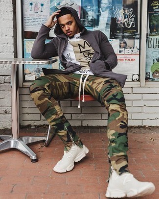 Comment porter un t-shirt à col rond blanc avec un pantalon cargo camouflage vert foncé au printemps