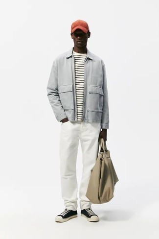 Une veste harrington à porter avec un t-shirt à col rond blanc