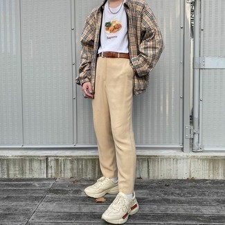 Une veste harrington à porter avec un t-shirt à col rond blanc