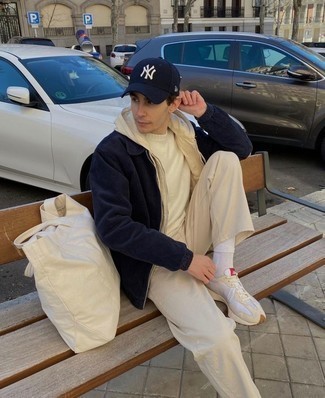 Une veste harrington à porter avec un t-shirt à col rond blanc