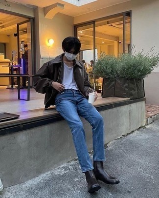 Une veste harrington à porter avec un t-shirt à col rond blanc