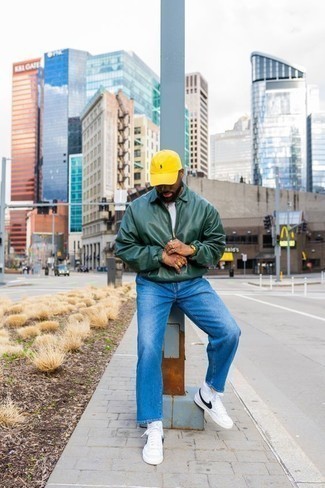 Une veste harrington à porter avec un t-shirt à col rond blanc