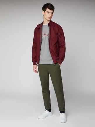 Une veste harrington à porter avec un t-shirt à col rond blanc