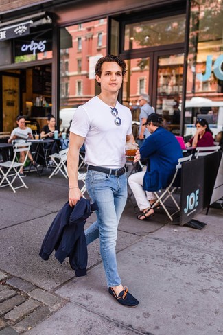 Une veste harrington à porter avec un t-shirt à col rond blanc