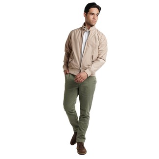 Une veste harrington à porter avec un t-shirt à col rond blanc