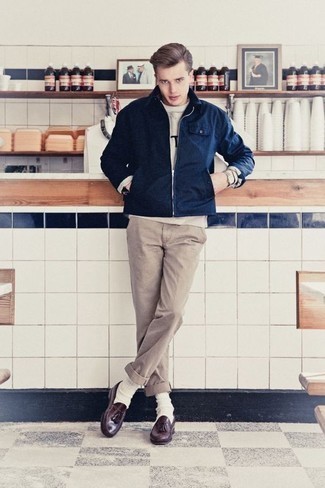 Une veste harrington à porter avec un t-shirt à col rond blanc