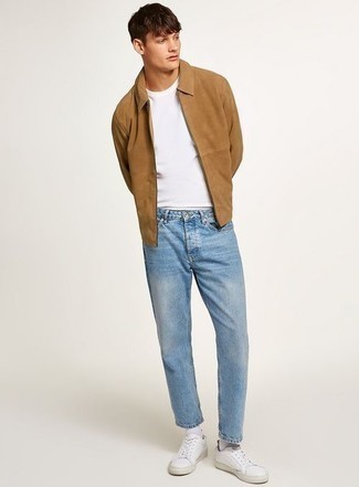 Une veste harrington à porter avec un t-shirt à col rond blanc
