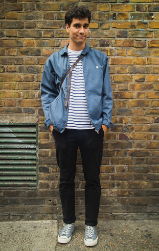 Une veste harrington à porter avec un t-shirt à col rond blanc