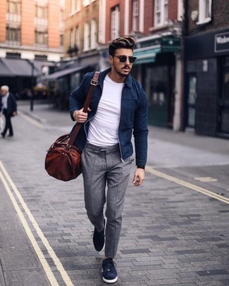 Une veste harrington à porter avec un t-shirt à col rond blanc
