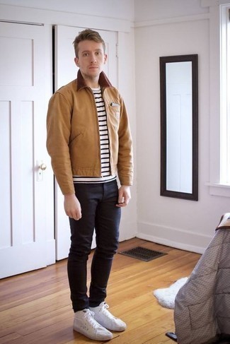Une veste harrington à porter avec un t-shirt à col rond blanc