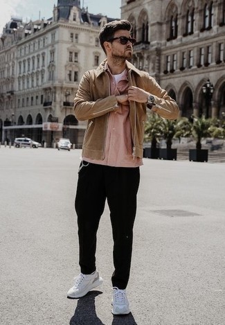 Une veste harrington à porter avec un t-shirt à col rond blanc