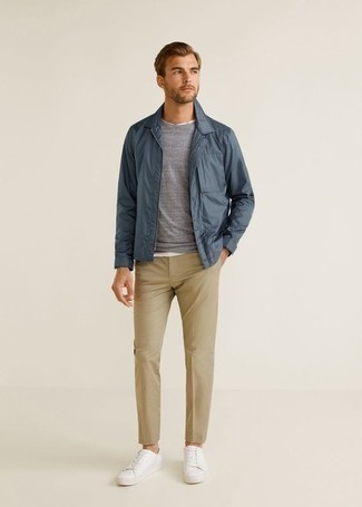 Une veste harrington à porter avec un t-shirt à col rond blanc