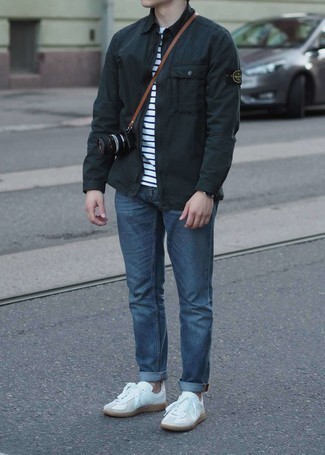 Une veste harrington à porter avec un t-shirt à col rond blanc