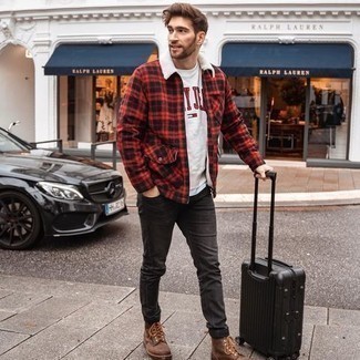 Une veste harrington à porter avec un t-shirt à col rond blanc