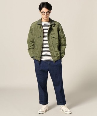 Une veste harrington à porter avec un t-shirt à col rond blanc