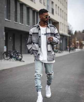 Une veste harrington à porter avec un t-shirt à col rond blanc