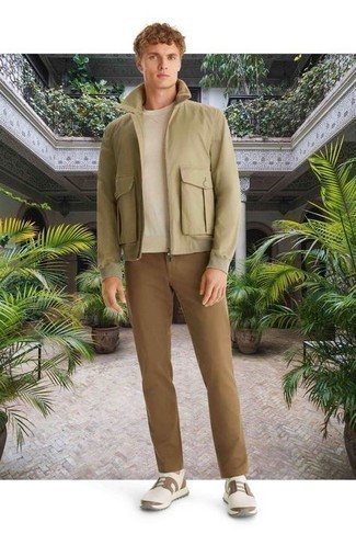 Une veste harrington à porter avec un t-shirt à col rond blanc