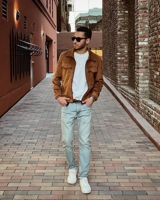 Une veste harrington à porter avec un t-shirt à col rond blanc