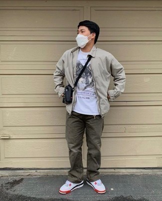 Une veste harrington à porter avec un t-shirt à col rond blanc