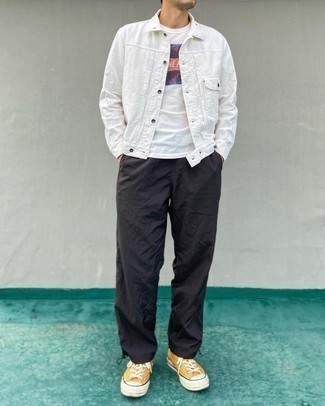 Comment porter un t-shirt à col rond blanc avec des baskets basses en toile moutarde
