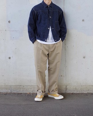 Comment porter un t-shirt à col rond blanc avec des baskets basses en toile moutarde