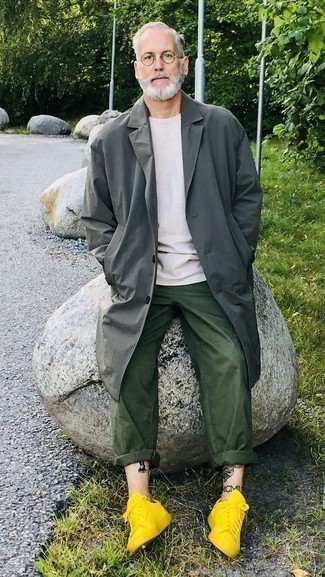 Comment porter un t-shirt à col rond blanc avec des baskets basses en toile moutarde