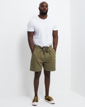 Comment porter un t-shirt à col rond blanc avec des baskets basses en toile moutarde