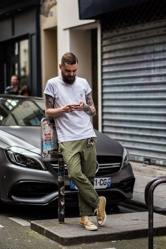Comment porter un t-shirt à col rond blanc avec des baskets basses en toile moutarde