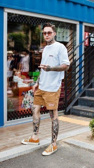Comment porter un t-shirt à col rond blanc avec des baskets basses en toile moutarde